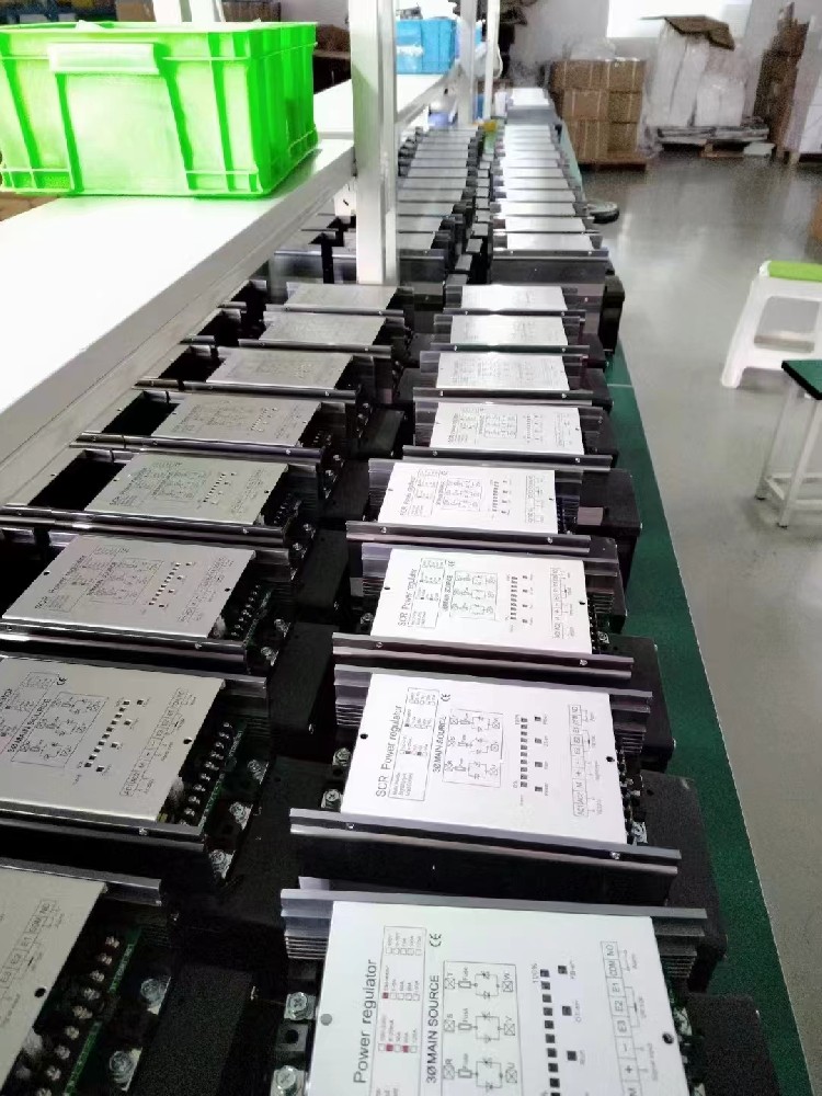 电力调解器的自顺应控制战略是怎样应对情形转变和参数不确定性的？？？