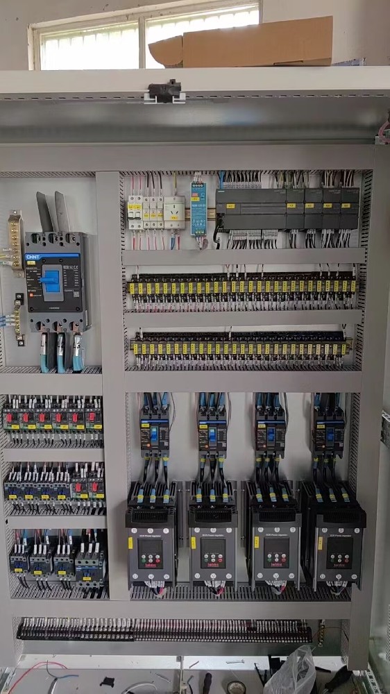 关于高精度的装备（如细密仪器、、、医疗装备）供电，电力调解器能否知足其对电压和频率稳固性的要求？？？