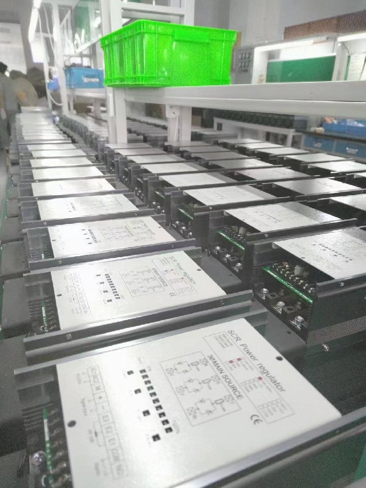 电力调解器的控制算法对其动态响应性能有多大的提升作用？