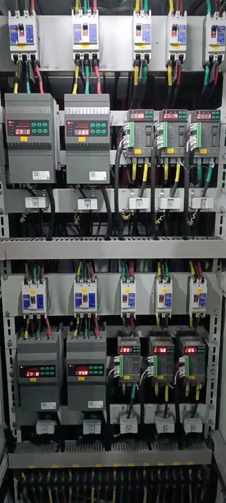 电力调解器在微电网系统中，，，怎样协调差别能源发电单位的电力输出？？